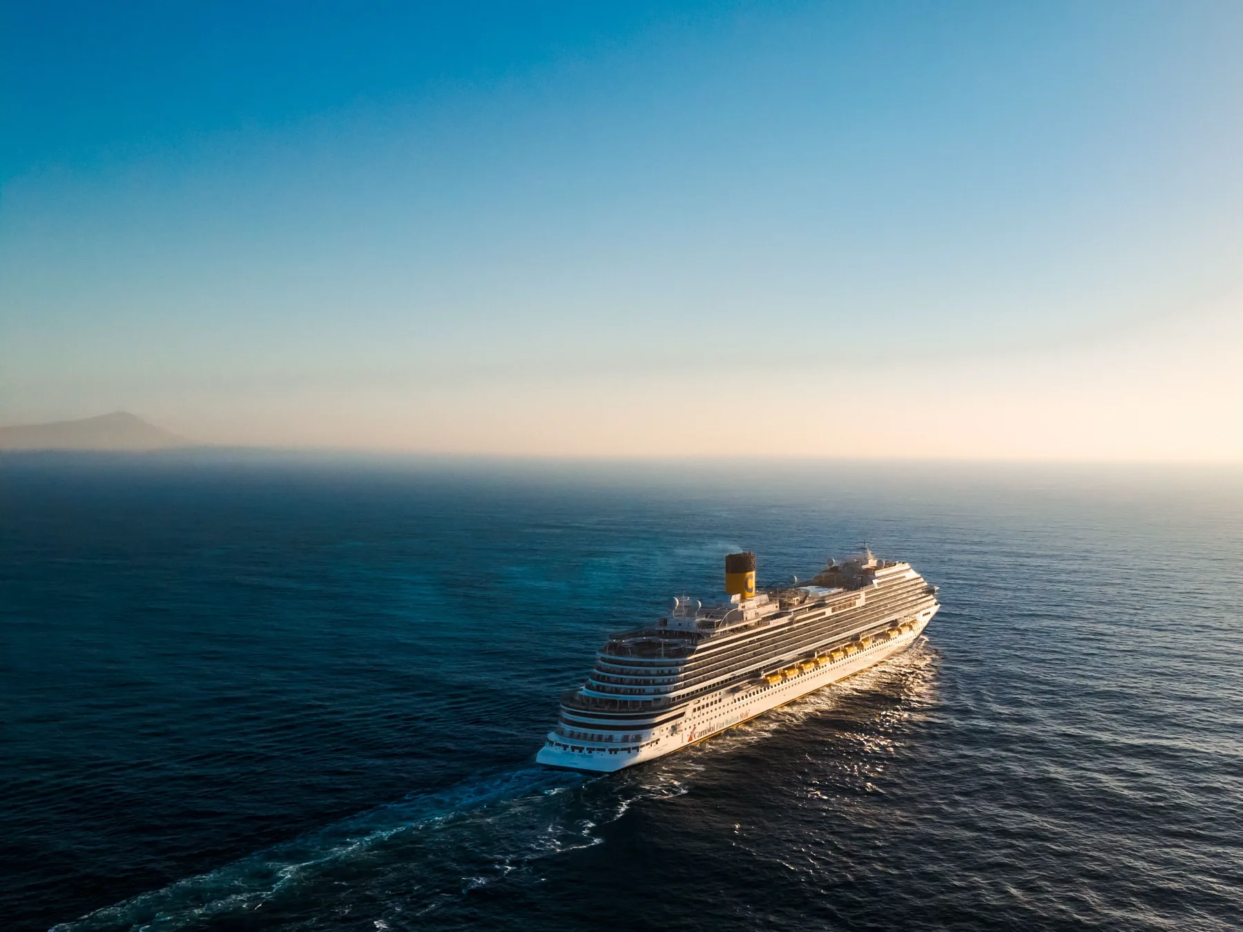 Nave da crociera in mare aperto, Ticket Travel Crociere: incentive travel aziendale